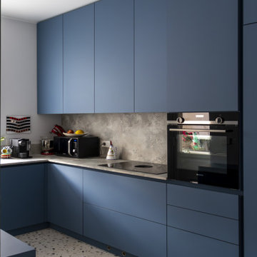 Oasi colorata: soggiorno e cucina tra Blu, Verde e Arancio