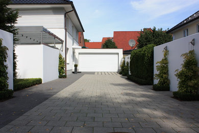 Mittelgroßer, Halbschattiger Moderner Vorgarten im Sommer mit Auffahrt und Betonboden in Sonstige