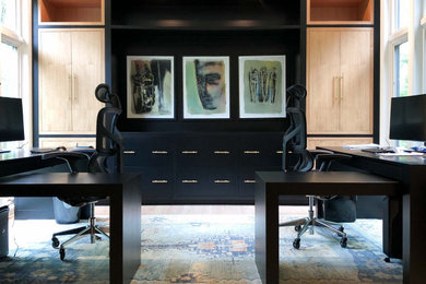 Imagen de despacho moderno grande con paredes blancas, suelo de madera clara y escritorio independiente