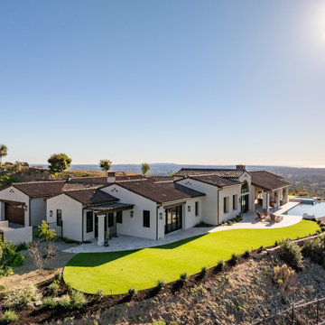Seamless Indoor-Outdoor Living: A Home Designed for Entertaining and Privacy