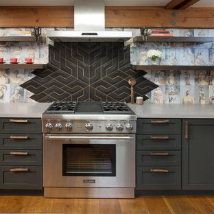 Пример оригинального дизайна: кухня в стиле фьюжн с фасадами в стиле шейкер, серыми фасадами, разноцветным фартуком, техникой из нержавеющей стали, паркетным полом среднего тона и коричневым полом