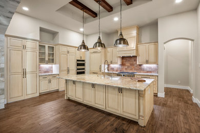Kitchen - traditional kitchen idea in Austin