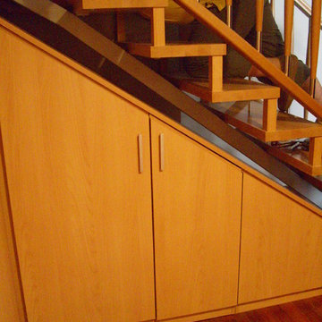 BAJO ESCALERAS