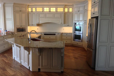 Example of a mid-sized arts and crafts kitchen design in Orlando