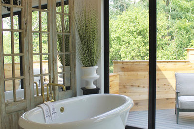 Imagen de cuarto de baño principal clásico con bañera exenta, baldosas y/o azulejos blancos y paredes beige