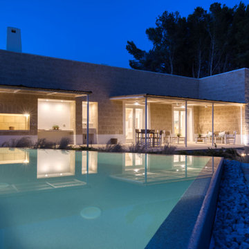 Redazionale fotografico diurno e notturno per lussuosa villa con piscina ad uso