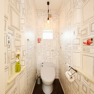 他の地域のコンテンポラリースタイルのおしゃれなトイレ・洗面所 (一体型トイレ 、白い壁、濃色無垢フローリング、茶色い床) の写真