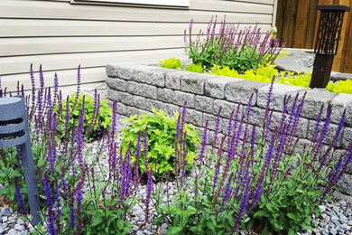 Design ideas for a mid-sized traditional full sun courtyard formal garden in Edmonton for summer.