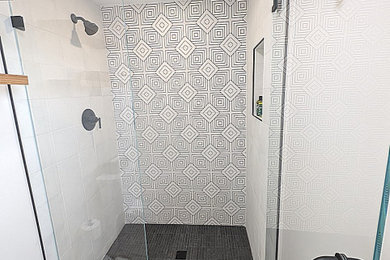 Alcove shower - small modern porcelain tile alcove shower idea in Bridgeport with a two-piece toilet, a hinged shower door and a niche