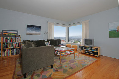 Example of an eclectic living room design in Los Angeles