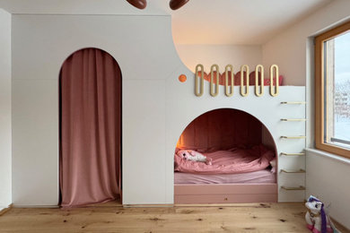 Mittelgroßes Modernes Mädchenzimmer mit Schlafplatz, rosa Wandfarbe und braunem Boden in München