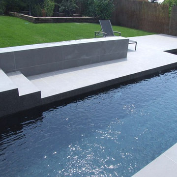 Obra realizada: Piscina en basalto flameado y jardín.Encinar de los reyes Madrid