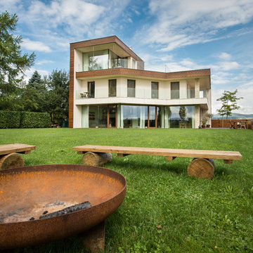 Garten mit Holzbänken