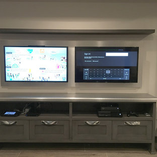 Foto di un piccolo soggiorno tradizionale con sala giochi, pareti bianche e parquet chiaro