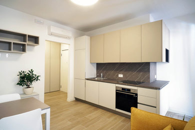 Foto di una piccola sala da pranzo aperta verso il soggiorno contemporanea con pareti bianche, pavimento in gres porcellanato e pavimento marrone