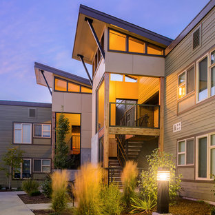 ポートランドのコンテンポラリースタイルのおしゃれな二階建ての家 (アパート・マンション) の写真