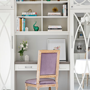 Idéer för små vintage hemmabibliotek, med klinkergolv i porslin, vita väggar, ett inbyggt skrivbord och vitt golv