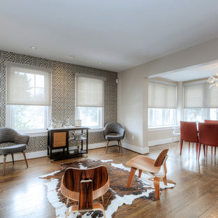 ウィルミントンのコンテンポラリースタイルのLDKの画像 (白い壁、濃色無垢フローリング)