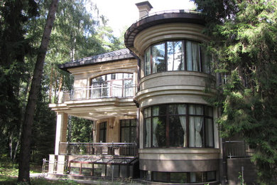 Пример оригинального дизайна: большой, двухэтажный, бежевый дом в классическом стиле с облицовкой из камня