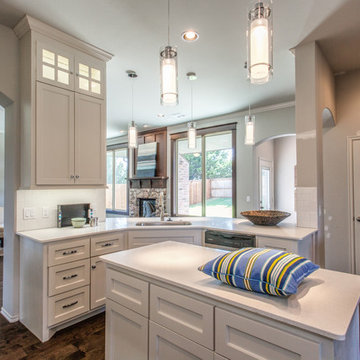 Bright kitchen bar & island