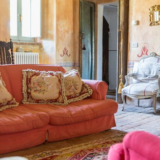 Kleines, Offenes Mediterranes Wohnzimmer mit oranger Wandfarbe, Backsteinboden und beigem Boden in London