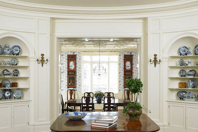 ニューヨークにある高級な広いトラディショナルスタイルのおしゃれな廊下 (白い壁、濃色無垢フローリング) の写真