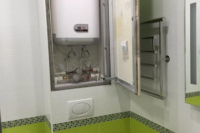 На фото: главная ванная комната среднего размера в классическом стиле с угловой ванной, зеленой плиткой, керамической плиткой, зелеными стенами, полом из керамогранита и зеленым полом
