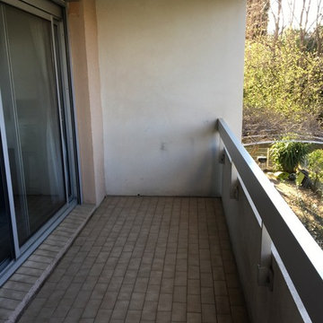 Photo AVANT : balcon assez étroit, carrelage qui date un peu, et un petit budget
