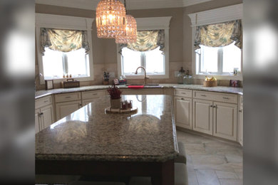Kitchen - traditional kitchen idea in New York