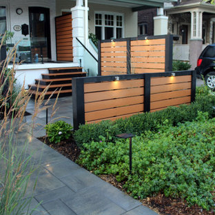 トロントの中サイズの、夏のコンテンポラリースタイルのおしゃれな庭 (半日向、コンクリート敷き	) の写真