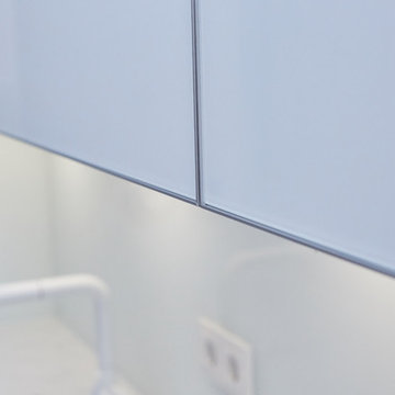 Designerküche in Weiß mit Pacific blauen Akzenten