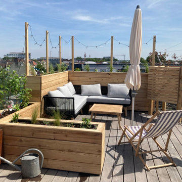 Große Dachterrasse mit Hochbeeten und Aussendusche