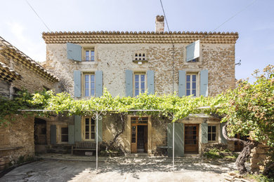 Cette photo montre une façade de maison tendance.