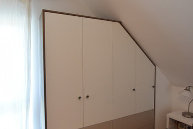 Ejemplo de habitación de invitados minimalista de tamaño medio con paredes blancas, suelo de madera pintada, papel pintado y papel pintado