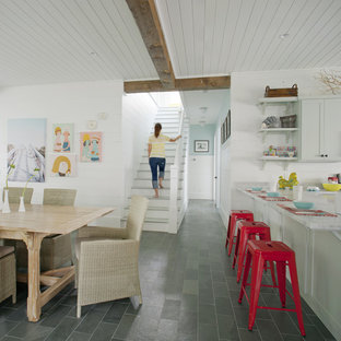 Große Maritime Wohnküche mit Schrankfronten im Shaker-Stil, grauen Schränken, Marmor-Arbeitsplatte, grauem Boden, Schieferboden und Kücheninsel in Atlanta