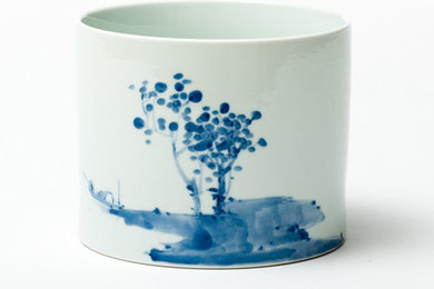 Round porcelain pot with lake scene painting