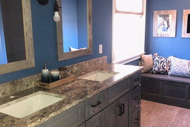 Example of an eclectic bathroom design in Cincinnati