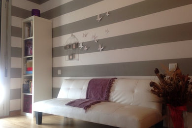 Foto de habitación de invitados romántica de tamaño medio sin chimenea con paredes blancas y suelo de madera clara