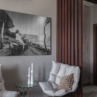 Foto på ett mellanstort funkis allrum med öppen planlösning, med grå väggar, korkgolv och brunt golv