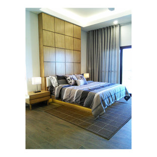 Immagine di una grande camera matrimoniale etnica con pareti beige e pavimento in gres porcellanato