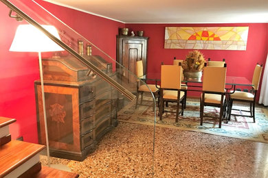 Cette image montre un salon traditionnel avec un mur rouge.