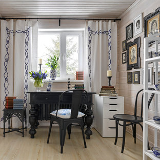 Ispirazione per un ufficio shabby-chic style con pareti bianche, parquet chiaro e scrivania autoportante