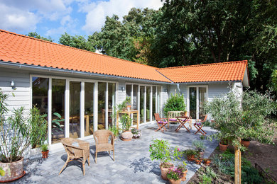 Moderne Terrasse mit Kübelpflanzen in Berlin