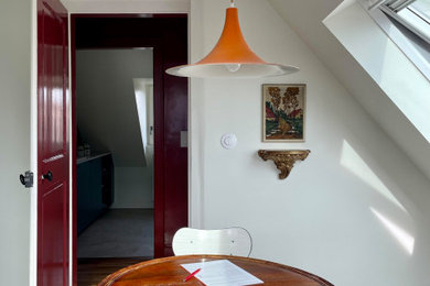 Imagen de comedor retro pequeño abierto con paredes blancas, suelo de madera pintada y suelo beige