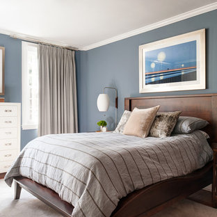 Ejemplo de dormitorio principal, clásico renovado, de tamaño medio, sin chimenea, con paredes azules, suelo de madera oscura y suelo gris