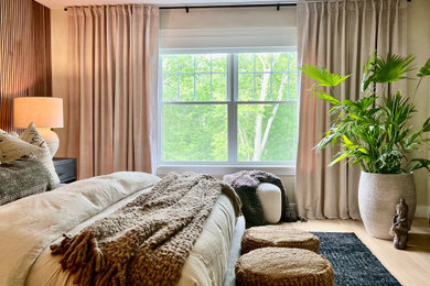 ボストンにある中くらいなコンテンポラリースタイルのおしゃれな主寝室 (淡色無垢フローリング、板張り壁)