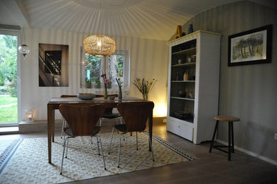 Exemple d'une salle à manger ouverte sur la cuisine de taille moyenne avec un mur blanc.