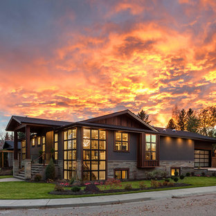 カルガリーのトランジショナルスタイルのおしゃれな家の外観 (木材サイディング、グレーの外壁、切妻屋根) の写真