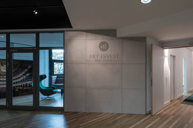 Modernes Arbeitszimmer mit grauer Wandfarbe in Sonstige