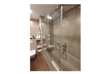 Instalación de Mampara + plato de ducha para un cuarto de baño en Sevilla